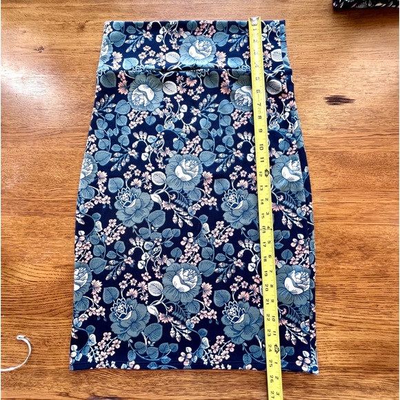 ⭐️ NWT Agnes & Dora Floral Navy and Pink Pull On Pencil Skirt MEDIUM - Picture 5 of 9